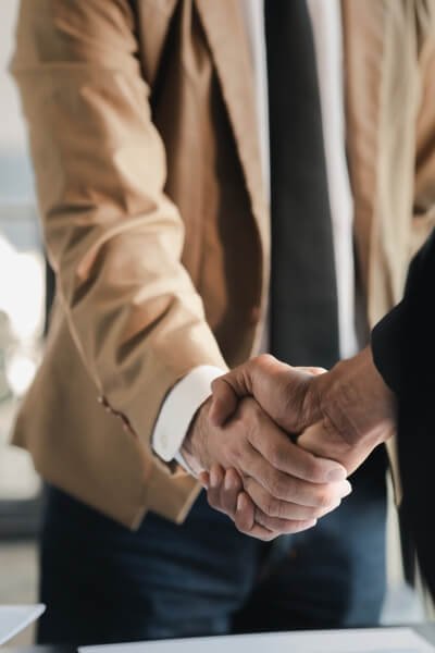 Pessoas dando as mãos, fechando um acordo de parceria com a aAVANTE ADV - COMUNICAÇÃO E MARKETING PARA ESCRITÓRIOS DE ADVOCACIA